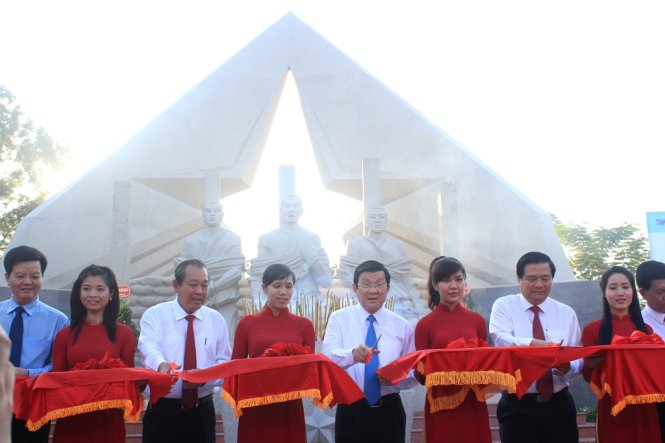 Chủ tịch nước cắt băng khánh thành tượng đài Chiến sĩ Nam kỳ khởi nghĩa - Ảnh: Sơn Lâm