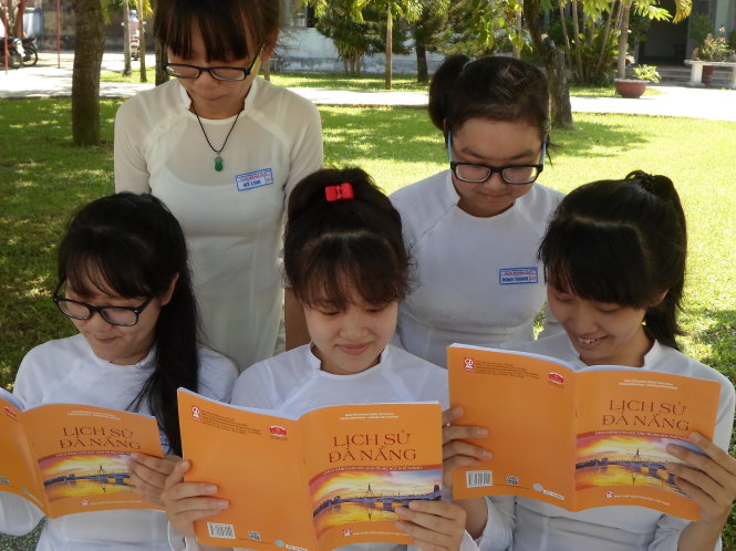 Học sinh Trường THPT Ngũ Hành Sơn (Đà Nẵng) đọc sách Lịch sử Đà Nẵng - Ảnh: P.Được