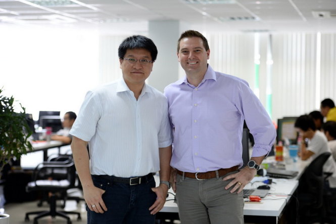 Ông Sonny Sơn Vũ, đồng sáng lập kiêm giám đốc điều hành Misfit (trái) và ông Greg McKelvey, Phó chủ tịch và Giám đốc chiến lược Fossil Group trong buổi trả lời phỏng vấn tại TP.HCM - Ảnh: Thuận Thắng