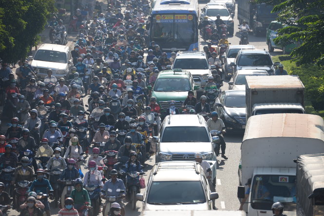 7g30 ngày 3-12, nhiều xe máy tràn lên lề đường tìm hướng đi nhưng vẫn không có lối thoát - Ảnh: Hữu Khoa
