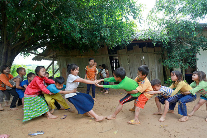 Các em nhỏ ở khu tái định cư Giang Đông chơi trò kéo co - Ảnh: Tiến Thành