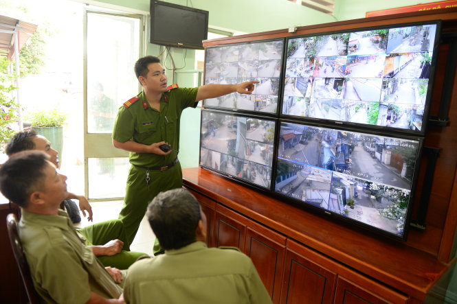 Công an P.12, Q.Gò Vấp, TP.HCM theo dõi màn hình tivi được truyền về từ các camera quan sát và phòng chống tội phạm đặt tại nhiều tuyến đường trên địa bàn phường  - Ảnh: Hữu Khoa