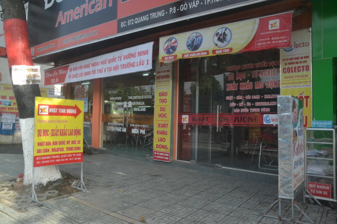 Là công ty hoạt động trong lĩnh vực du học nhưng văn phòng Công ty cổ phần Nhật Tinh Vương tại Q.Gò Vấp, TP.HCM thông báo tuyển XKLĐ đi nhiều nước, vùng lãnh thổ: Nhật Bản, Hàn Quốc, Mỹ, Đức, Úc, Đài Loan, Malaysia, các nước Trung Đông - Ảnh: Quang Phương