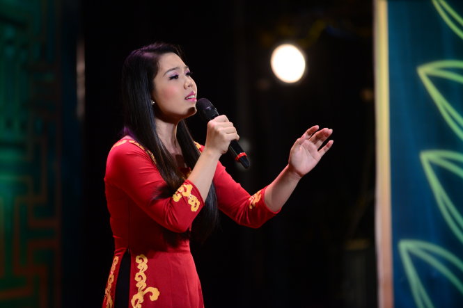 Nguyễn Thị Trường An (Đồng Tháp) trình diễn bài ca Về quê ngoại trong đêm chung kết Giọng ca cải lương giải Bông lúa vàng tối 23-12 - Ảnh: Quang Định
