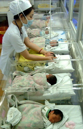 Bảo tồn ruột thành công cho bé trai 13 tháng tuổi bị thoát vị bẹn nghẹt - Ảnh 2.