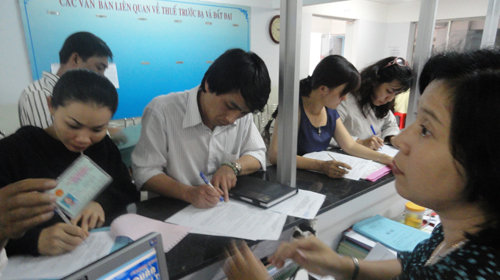 Mức độ hài lòng của người dân TP.HCM về hiệu quả quản lý của chính quyền cao nhất trong các địa phương được khảo sát. Trong ảnh: người dân đi khai thuế đất tại Chi cục Thuế Q.Bình Thạnh Ảnh: t.đạm