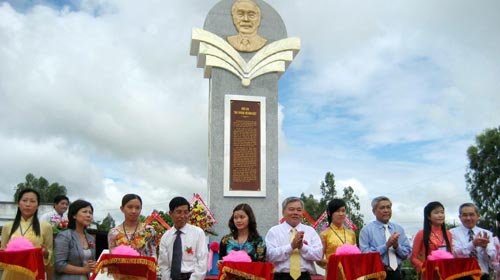 KkM7KE8w.jpg