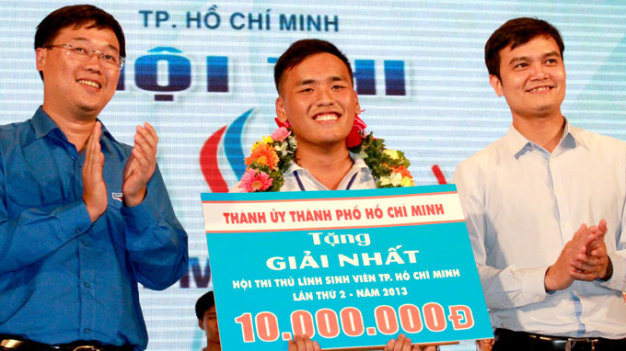 Bí thư Thành đoàn Lê Quốc Phong (bìa trái) vừa được bầu làm bí thư T.Ư Đoàn, trao giải cho “Thủ lĩnh sinh viên” TP.HCM 2013 Huỳnh Vũ Duy tối 7-12 - Ảnh: Q.LINH