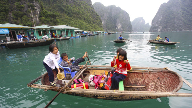 Học sinh Trường tiểu học Cửa Vạn chèo thuyền đến trường, ngôi trường này có ba phòng học rộng khoảng 70m2