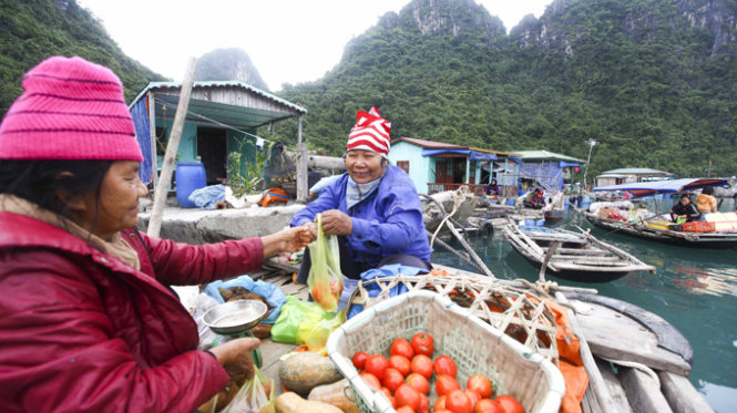 Những “quầy hàng” bán rau củ quả lênh đênh giữa biển phục vụ thực phẩm cho người dân