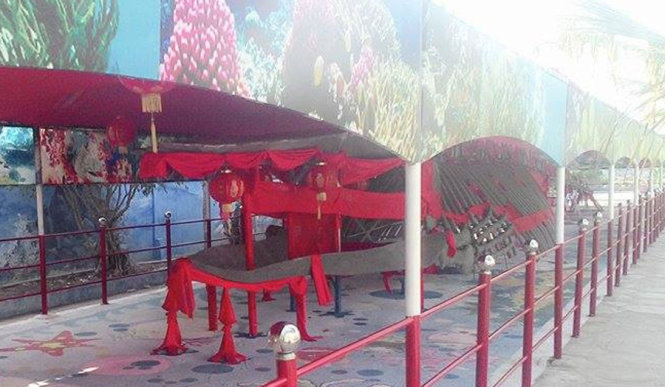 Bộ xương cá voi “khủng” đã được phục dựng tại khu du lịch Nhà Mát. Ảnh: N.Hân