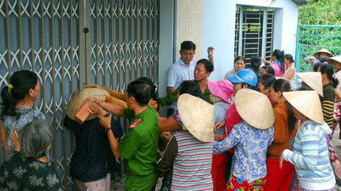 Công an đã phải đến can thiệp, ngăn không cho các con hụi đập phá nhà bà Tư - Ảnh: HOÀI THƯƠNG