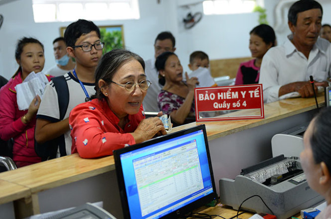 Người dân có bảo hiểm y tế đóng tiền khám bệnh và mua thuốc tại Bệnh viện quận Thủ Đức, TP.HCM sáng 5-11 - Ảnh: Hữu Khoa