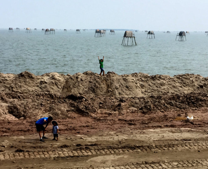 Những chòi ngao trên bãi biển Đồng Châu