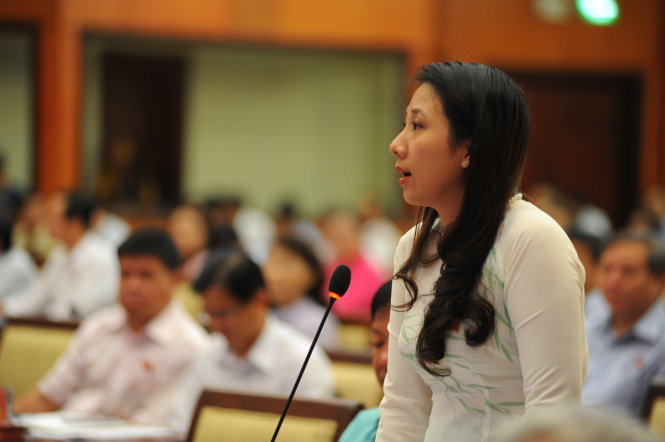 Đại biểu Nguyễn Thị Thanh Hiền chất vấn các sở về quản lý trò chơi bắn cá - cờ bạc trá hình - Ảnh: Tự Trung