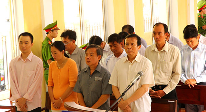 Các bị cáo nghe tòa tuyên án - Ảnh: Chí Quốc