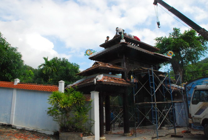 Thợ lành nghề và công nhân tháo dỡ cổng vào ngôi biệt phủ trên núi Hải Vân. Ảnh: V.Hùng