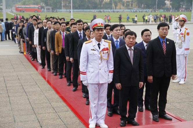 Đoàn đại biểu Đại hội tài năng trẻ làm lễ báo công và vào lăng viếng Bác - Ảnh: Nam Trần