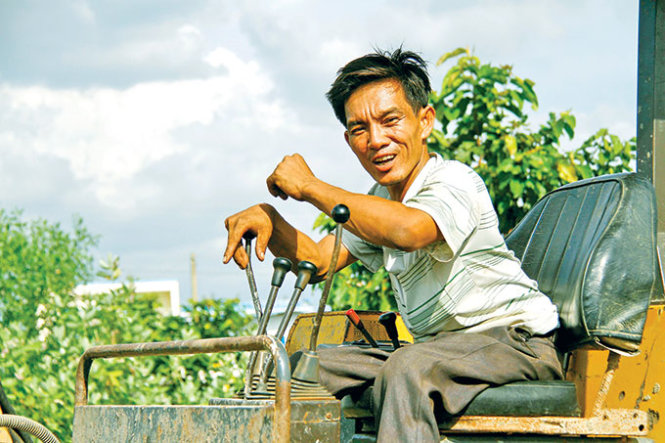 Điều khiển xe máy xúc tuy chỉ cần đôi tay, nhưng với một người bị liệt hai chân như ông Thông cũng cần phải nỗ lực vượt bậc