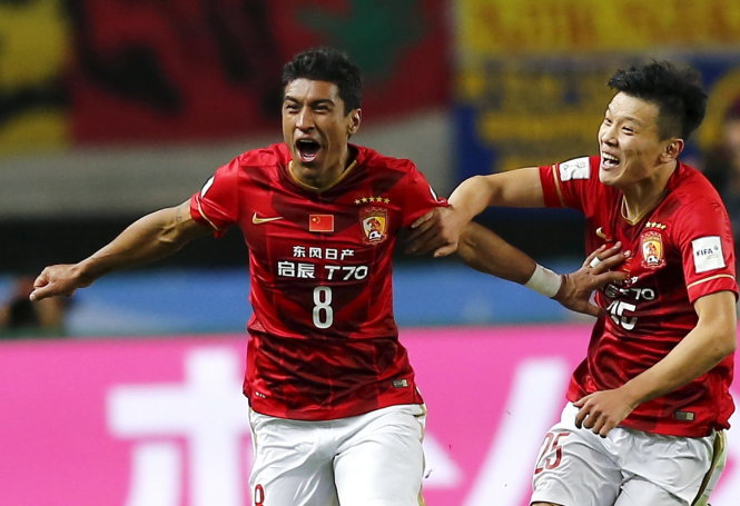 Paulinho (trái) ăn mừng bàn thắng vào lưới America. Ảnh: Reuters