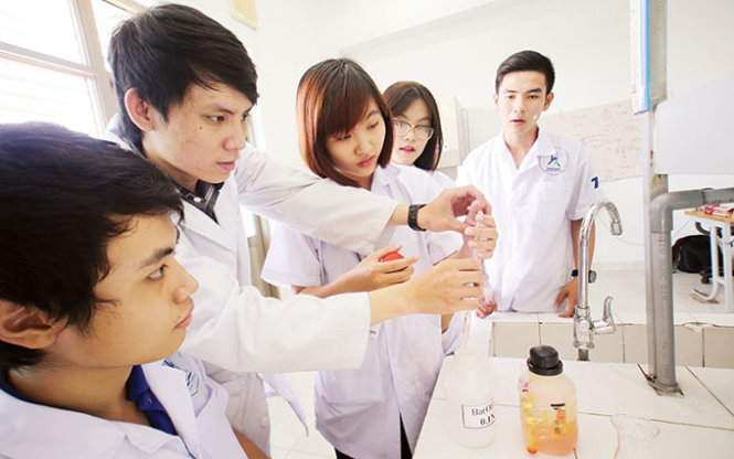 Trường đại học Tôn Đức Thắng đã áp dụng mô hình đại học công lập tự chủ tài chính. Trong ảnh: giảng viên của trường hướng dẫn sinh viên khoa công nghệ sinh học thực hành - Ảnh: Như Hùng