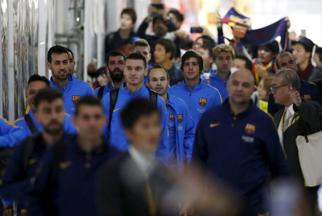 Các cầu thủ Barca được chào đón nồng nhiệt khi đặt chân đến Nhật Bản. Ảnh: Reuters