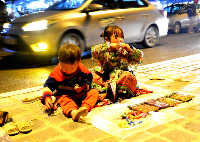 Hai em nhỏ bán hàng trong giá rét