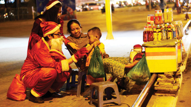 Thành quả đầu tiên của nhóm ông già Noel đặc biệt, đó là món quà mua từ tiền công làm dịch vụ được trao cho một em nhỏ theo bà ngoại bán nước ở công viên Gia Định
