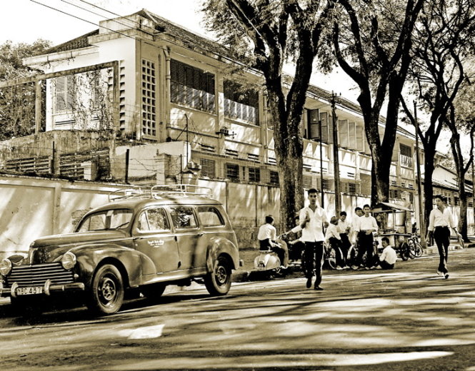 Học sinh ăn bò bía trên đường phố Sài Gòn những năm 1950.