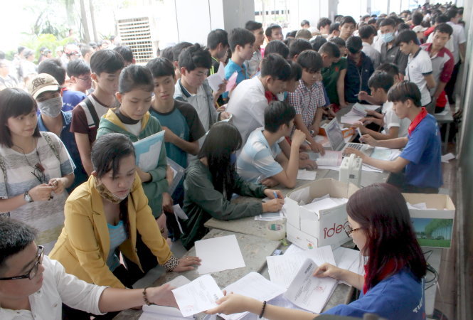 Thí sinh nộp hồ sơ xét tuyển nguyện vọng 1 năm 2015 - Ảnh: Phương Nguyễn