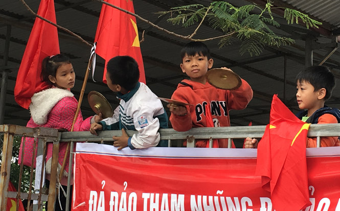 Những học sinh lớp 5 lớp 6 nghỉ học tập trung cùng bố mẹ, ảnh chụp lúc 9g sáng 22-12
