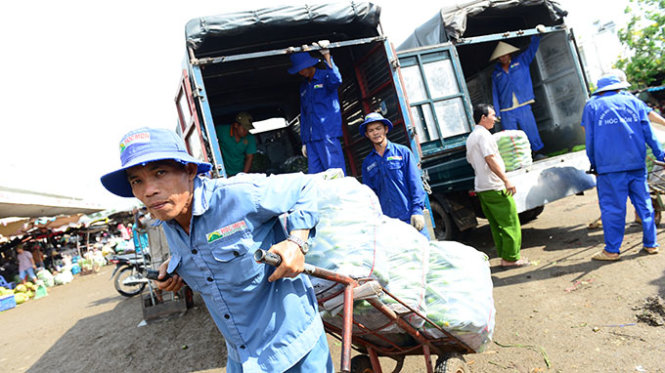 Vận chuyển hàng hóa tại chợ đầu mối nông sản Thủ Đức, TP.HCM trưa 22-12. Người kinh doanh kêu trời vì doanh nghiệp vận tải chưa giảm giá cước  - Ảnh: Quang Định