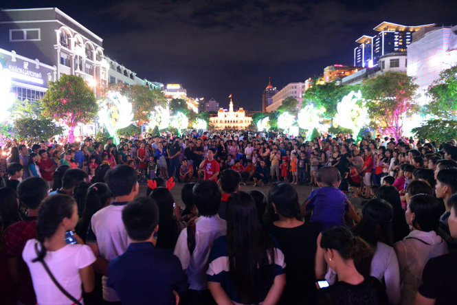 Hàng nghìn bạn trẻ có mặt ở phố đi bộ Nguyễn Huệ vui chơi noel - Ảnh: Hữu Khoa