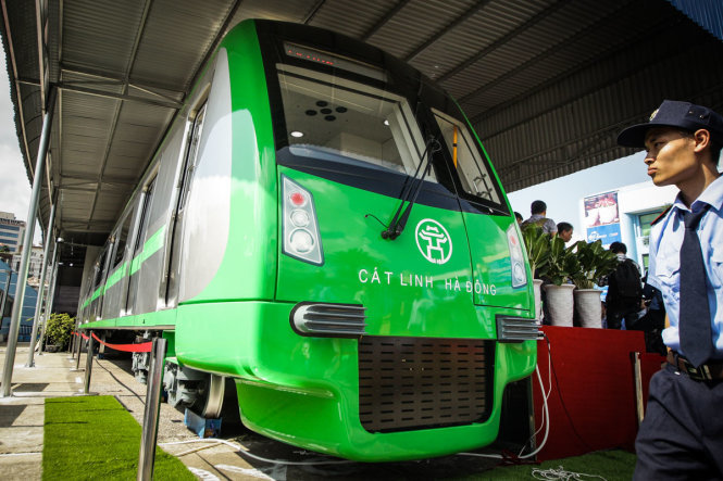 Chiều cao toa tàu tính từ mặt ray đến đỉnh tàu là 3,8m, độ rộng lớn nhất của toa tau là 2.8m, tàu được sơn màu xanh lá cây, đoàn tàu sử dụng chất liệu vỏ thép không gỉ với bề mặt được đánh xước mờ - Ảnh: Nguyễn Khánh