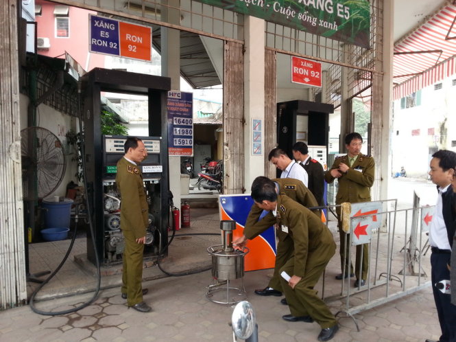 Lực lượng chức năng kiểm tra cây xăng gian lận - Ảnh Đức Kiên