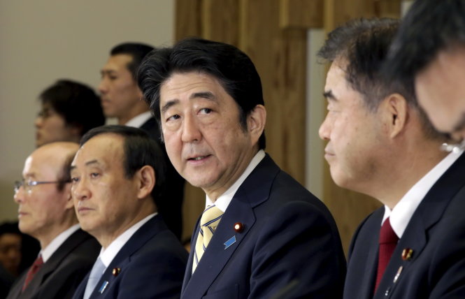 Thủ tướng Nhật Shinzo Abe (giữa) trong cuộc họp với nội các - Ảnh: Reuters