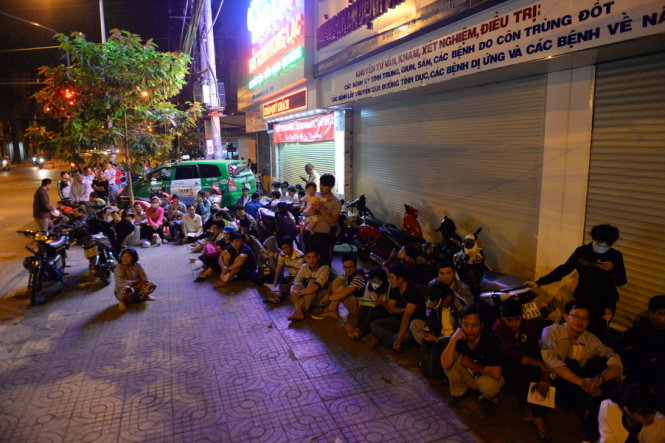 Hơn 4g sáng đã có hàng trăm người dân chờ đợi bắt số tiêm vắc xin cho con - Ảnh: Hữu Khoa