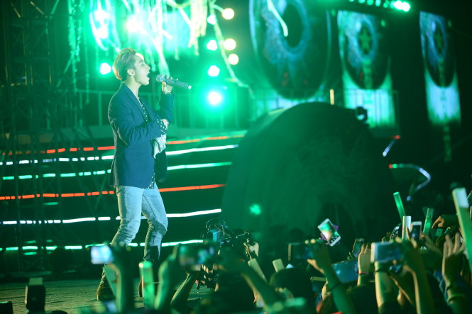 Ca sĩ Sơn Tùng MTP trình diễn ca khúc Như ngày hôm qua tặng fans hâm mộ - Ảnh: Quang Định