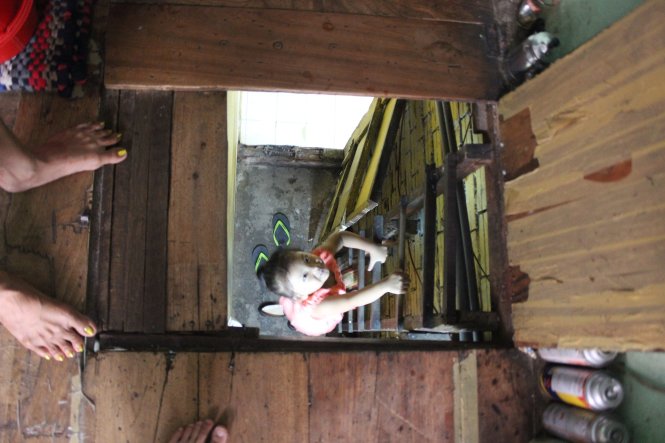 Bé Bi Em - cháu nội bà Mai, thế hệ thứ tư - hằng ngày lên xuống gác nhỏ bằng chiếc cầu thang dựng đứng-MY LĂNG