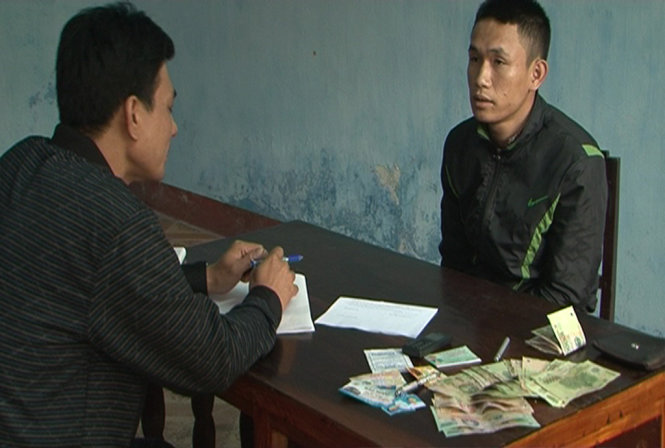 Đối tượng Đạt (bên phải) tại cơ quan công an - Ảnh: Phú  Xuân