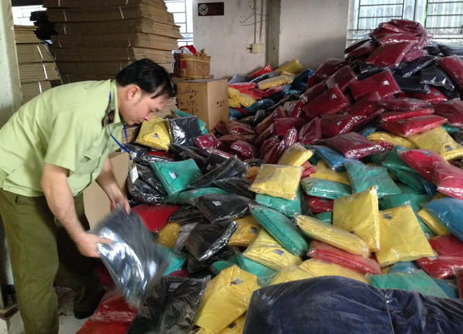 Quản lý thị trường TP.HCM phát hiện lượng khủng quần áo giả mạo thương hiệu - Ảnh: L.Sơn