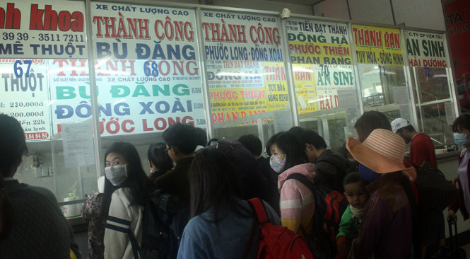 Người dân mua vé tại bến xe miền Đông chiều 31-12 - Ảnh: Đức Phú