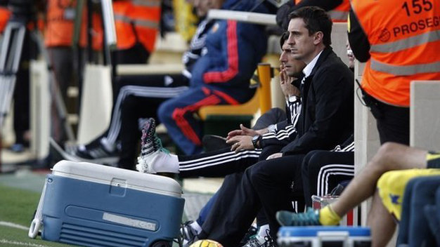 HLV Gary Neville trên băng ghế chỉ đạo tại Valencia - Ảnh: AP
