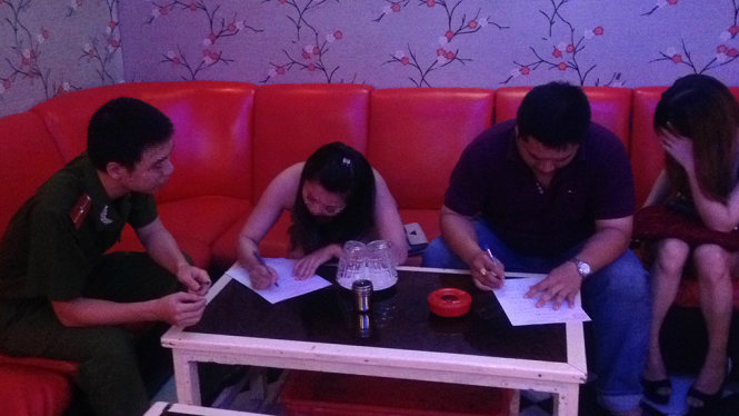 Lực lượng chức năng làm việc với hai nữ tiếp viên tại nhà hàng - Ảnh: Ngọc Khải