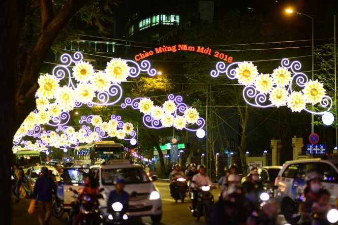 Đường phố TP.HCM lung linh trong đêm giao thừa 2015-2016 - Ảnh: Thanh Tùng