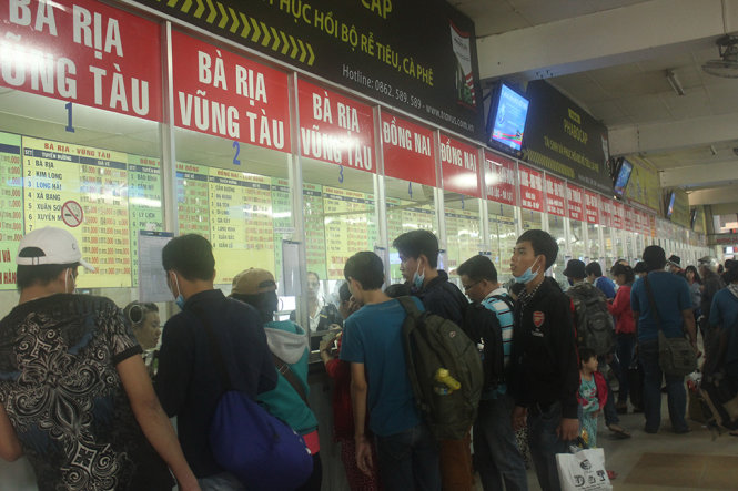 Bến xe miền Đông , khách mua vé đi du lịch Vũng Tàu ngày 1-1-2016 - Ảnh: Đức phú