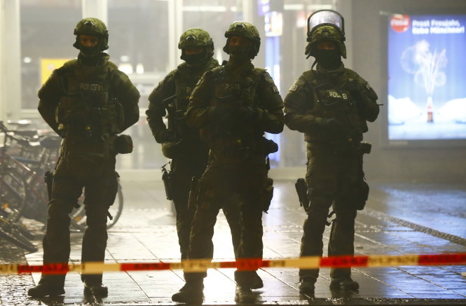 Cảnh sát Đức tuần tra ở nhà ga Munich - Ảnh: Reuters