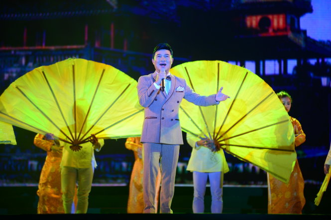Ca sĩ Quang Linh trình diễn ca khúc Con rồng Việt Nam  - Ảnh: Quang Định