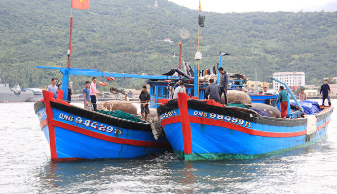 Tàu QNg 98495 của ông Huỳnh Văn Thạch (69 tuổi, xã Phổ Quang, huyện Đức Phổ, tỉnh Quảng Ngãi) cùng 10 ngư dân được tàu cá QNg 94429 (của ông Huỳnh Bi, trú Quảng Ngãi) lai dắt về tới đồn biên phòng Mân Quang (Đà Nẵng) - Ảnh: TRƯỜNG TRUNG