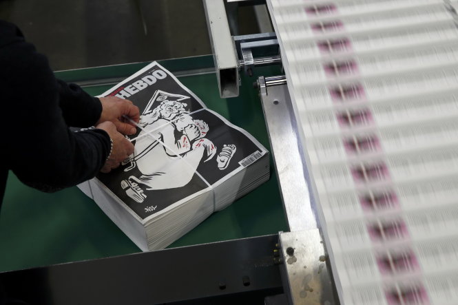 Các ấn phẩm Charlie Hebdo được đóng gói trước khi ra thị trường ngày 6-1 - Ảnh: Reuters